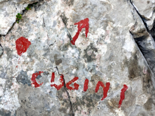 La scritta che indica l'attacco alla base del diedro
