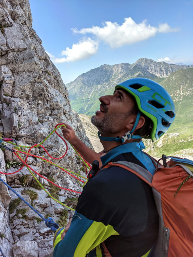 Paolino attende impaziente che la cordata prima di noi risolva il secondo tiro. Purtroppo ci vorrà parecchio tempo