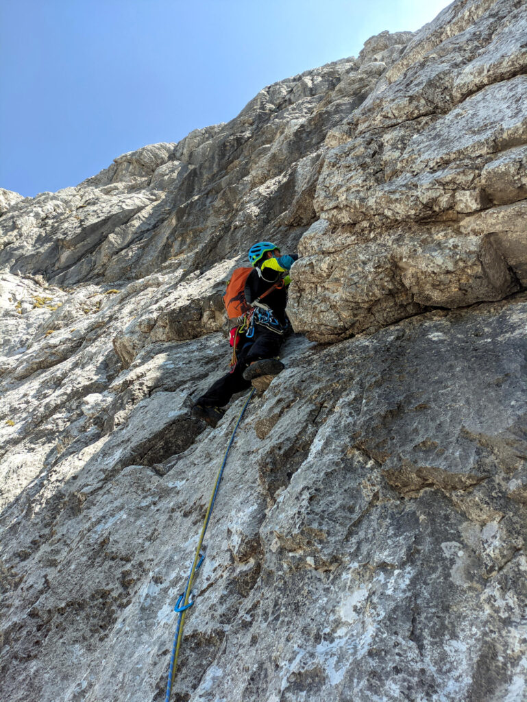 Paolino attacca il pezzo più impegnativo della via