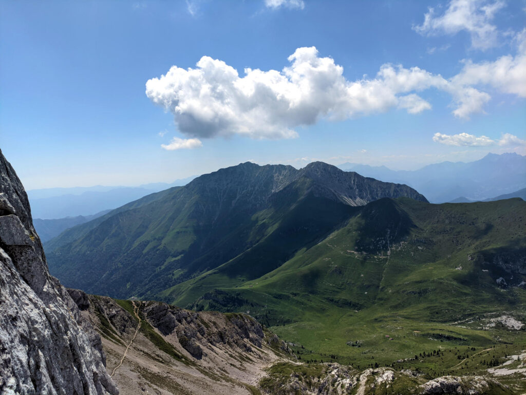 Vista della lunga cresta del Menna alle nostre spalle