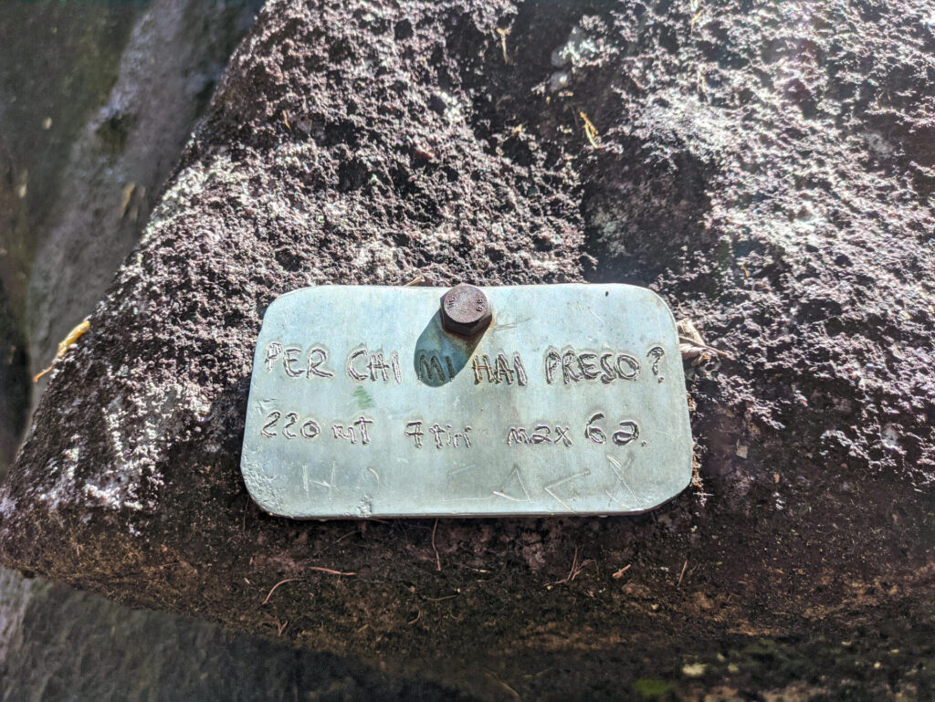 La targhetta metallica alla base della via. Notare che qualcuno ha inciso sotto la scritta &quot;ho caca&quot;... :P