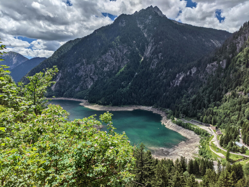 Man mano che si sale, la vista sul lago è sempre più bella