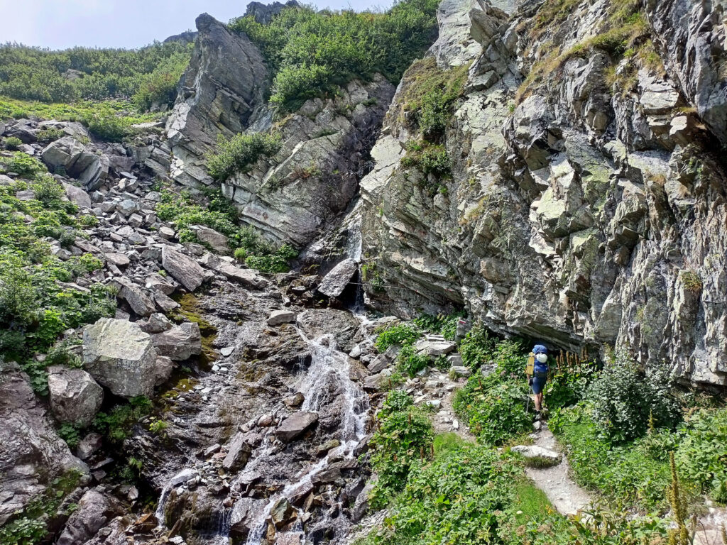 Dopo una breve salita arriviamo alla cascatella che scende dal lago Superiore