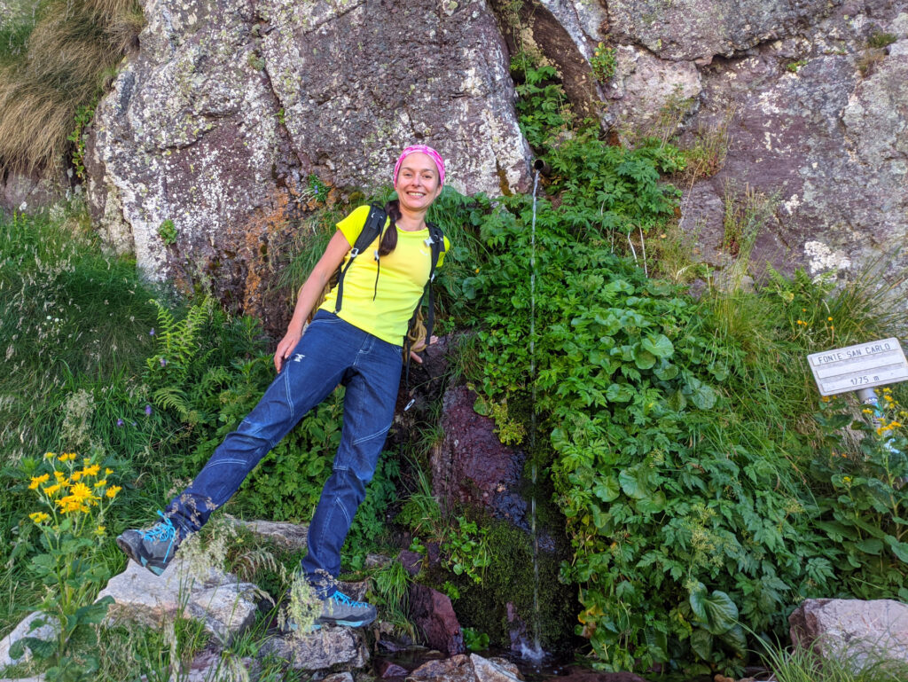 Erica alla fonte San Carlo. Qui si può fare rifornimento d'acqua per la via, ma è anche possibile in altri punti direttamente dal torrente