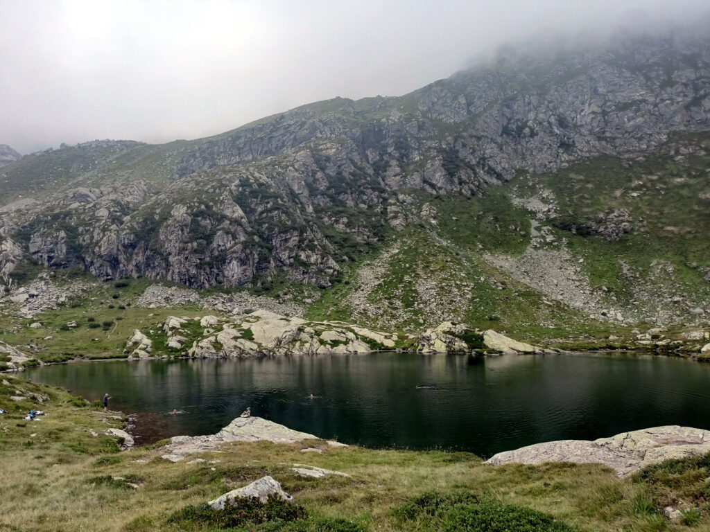 Giunti al lago Superiore vediamo che ci sono 3 persone che fanno il bagno. Ce lo segnamo per il ritorno ;)