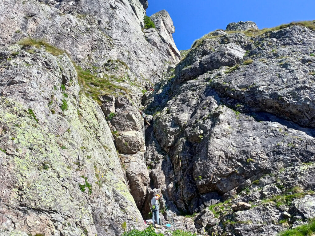 Questo è l'attacco della via. Pochi metri sopra al sentiero, ben evidente. Attendiamo che la cordata che ci precede termini le sue manovre