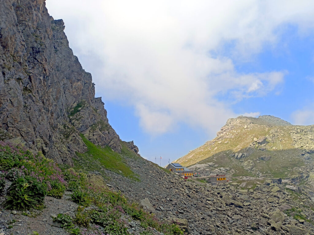 Dopo una meritata birra rinfrescante, ci spostiamo sotto la falesia che sta solo a 5 minuti dal rifugio