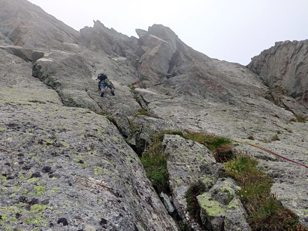 Gab punta verso il diedro del quinto tiro che porta fuori verso i tiri sommitali della via