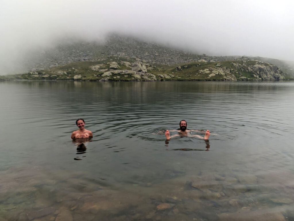 E come ci eravamo promessi all'andata, pausa bagnetto al lago Superiore! Acqua decisamente calda per essere a 2300m