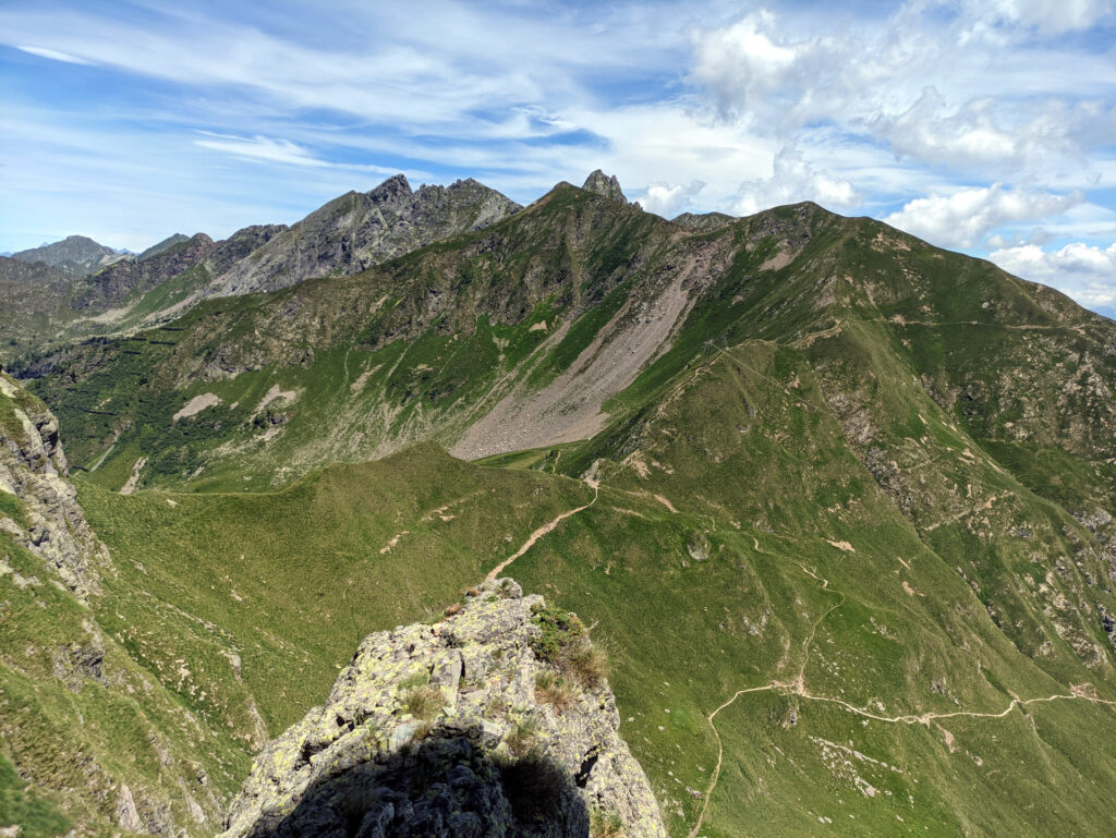 Questa è la vista dalla sosta del quinto tiro, guardando verso il monte Valletto