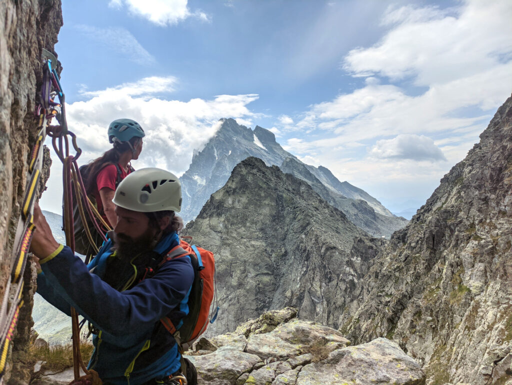 Siamo quasi in cima e c&#039;è un po&#039; di stanca. Vista dalla sosta verso Punta Udine e Monviso