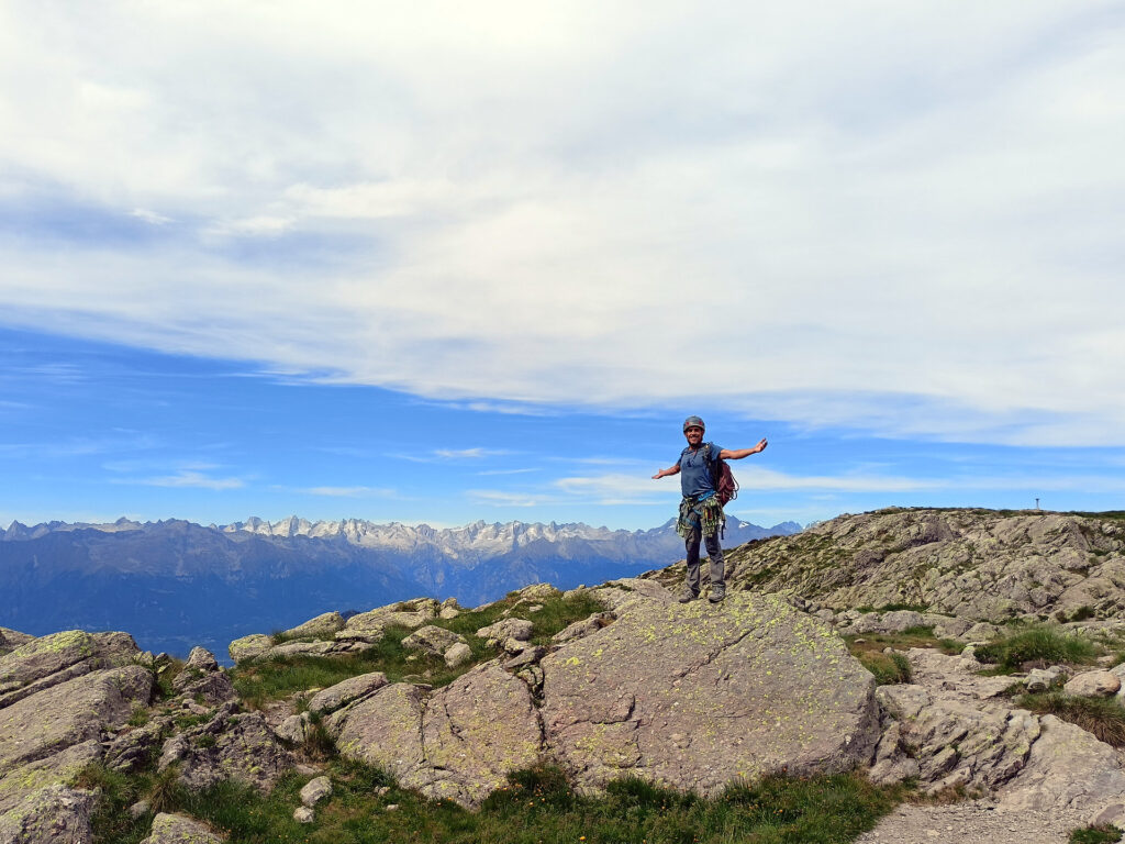 La conturbante vista verso il gruppo del Masino/Mello a pochi metri dal rifugio Benigni