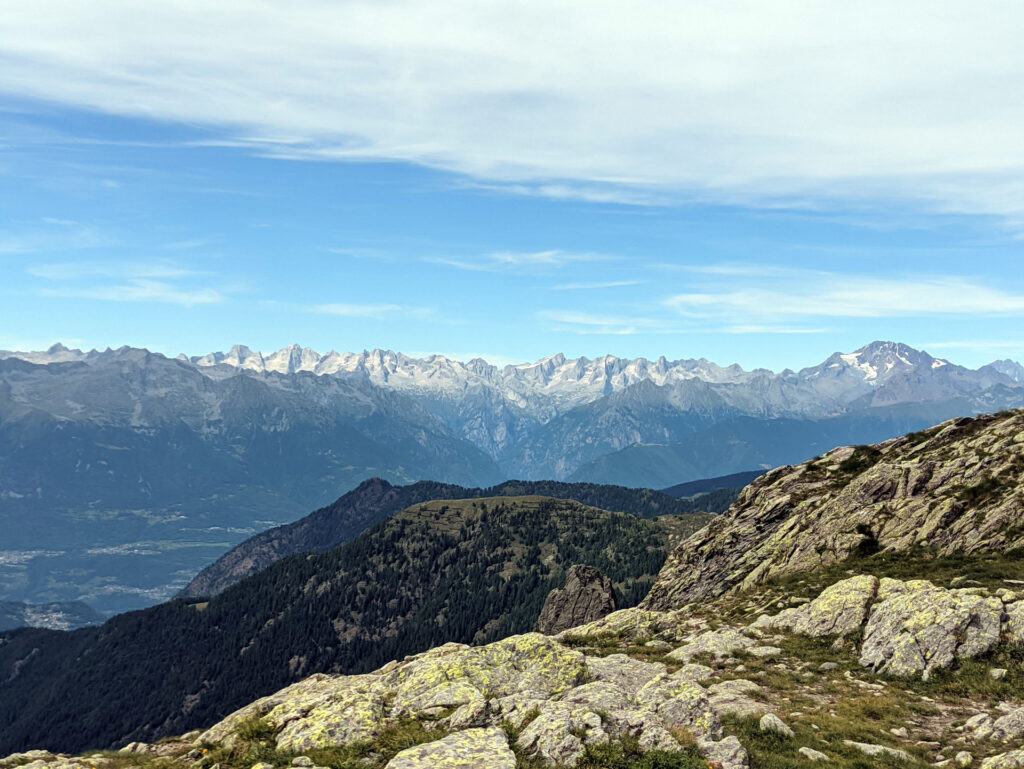 Dettaglio della conturbante vista verso il gruppo del Masino/Mello a pochi metri dal rifugio Benigni