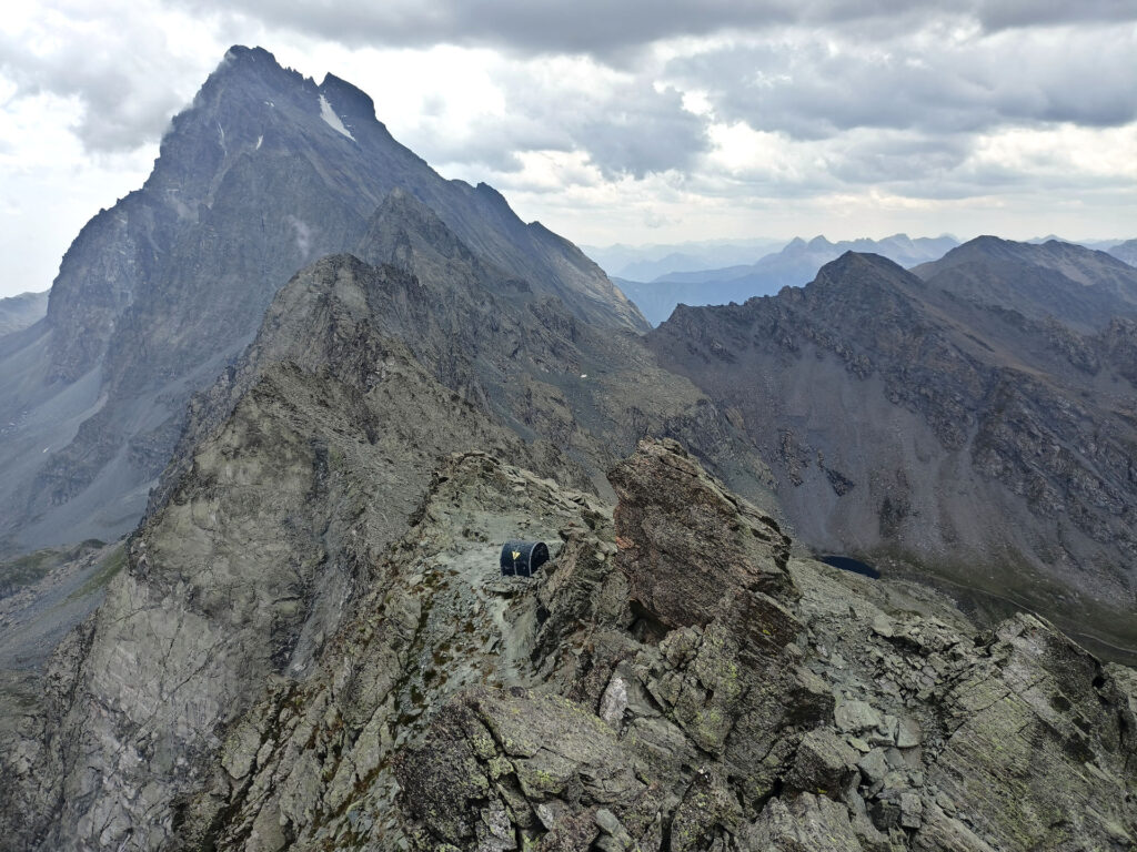 Il bivacco visto dalla cima della Punta Venezia