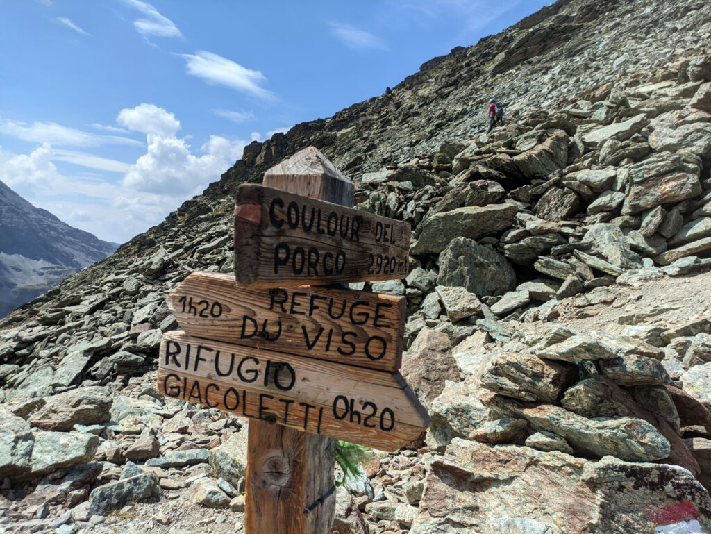 La discesa per sfasci dalla via normale porta in breve al Couloir del Porco da cui poi si torna in un attimo al rifugio per ferrata