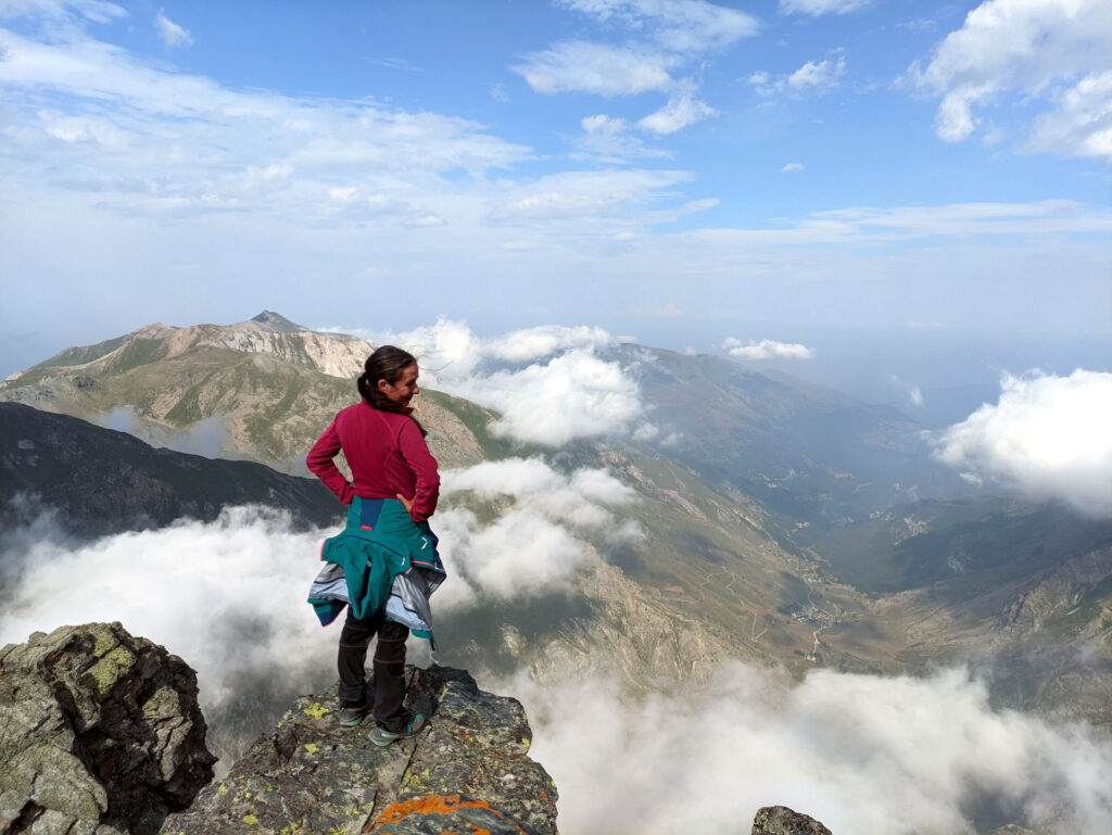 Erica riposa sulla montagnetta con vista che si trova proprio di fronte al Giacoletti