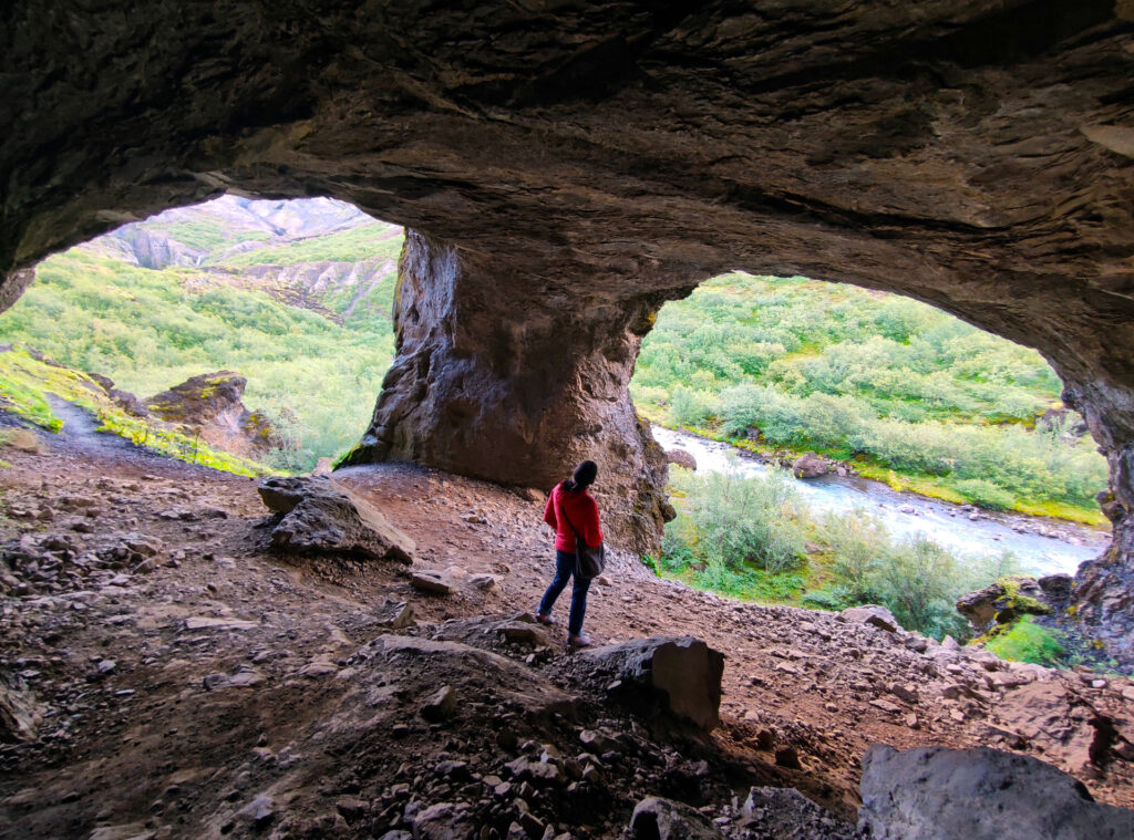 il sentiero che conduce al Glymur Canyon passa attraverso questa simpatica grottina