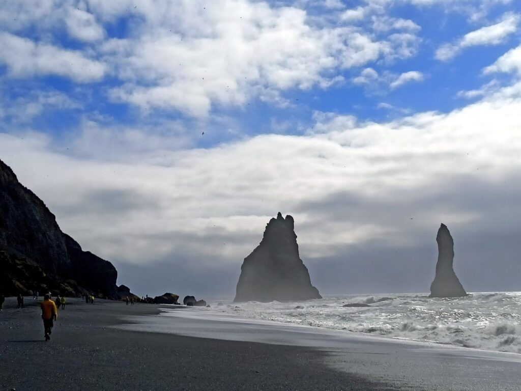 Reynisfjara con i faraglioni colonizzati dai gabbiani e dalle pulcinelle di mare