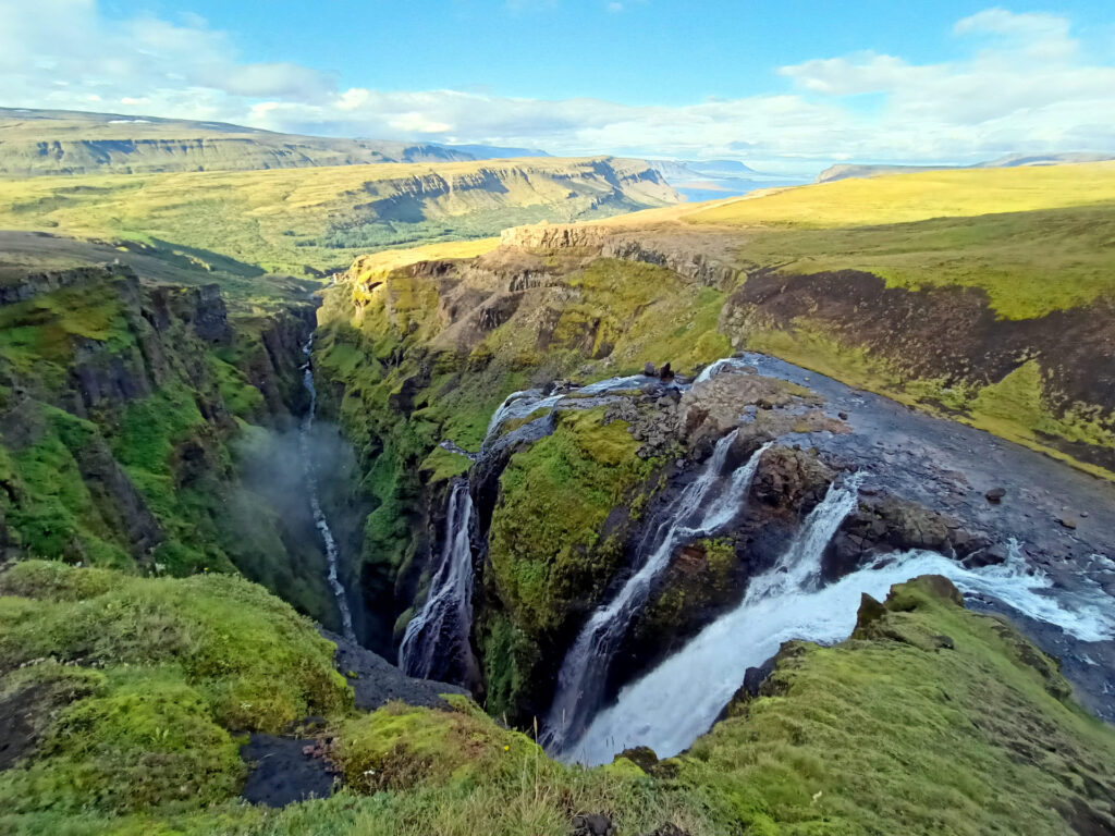 siamo in cima alla cascata: imponente!