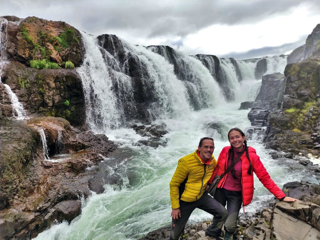 la cascata è piccola rispetto alle altre, ma molto scenografica