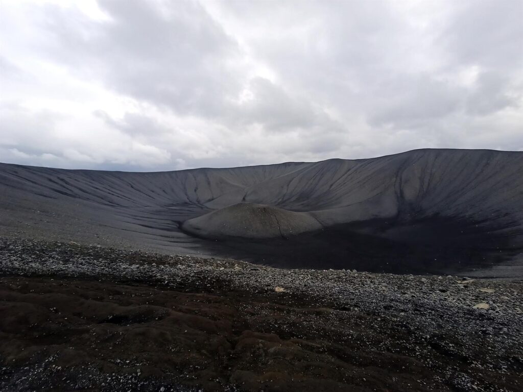 il gigantesco cratere nero di Hverfjall