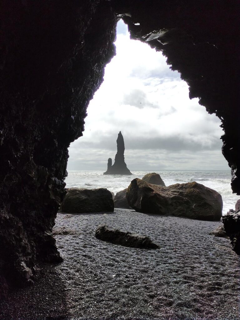 anzi no! foto del pinnacolo di  Reynisfjara da una grotta a caso