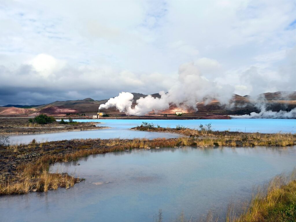 a fianco di Namaskard c'è questo lago turchino che è uno spettacolo