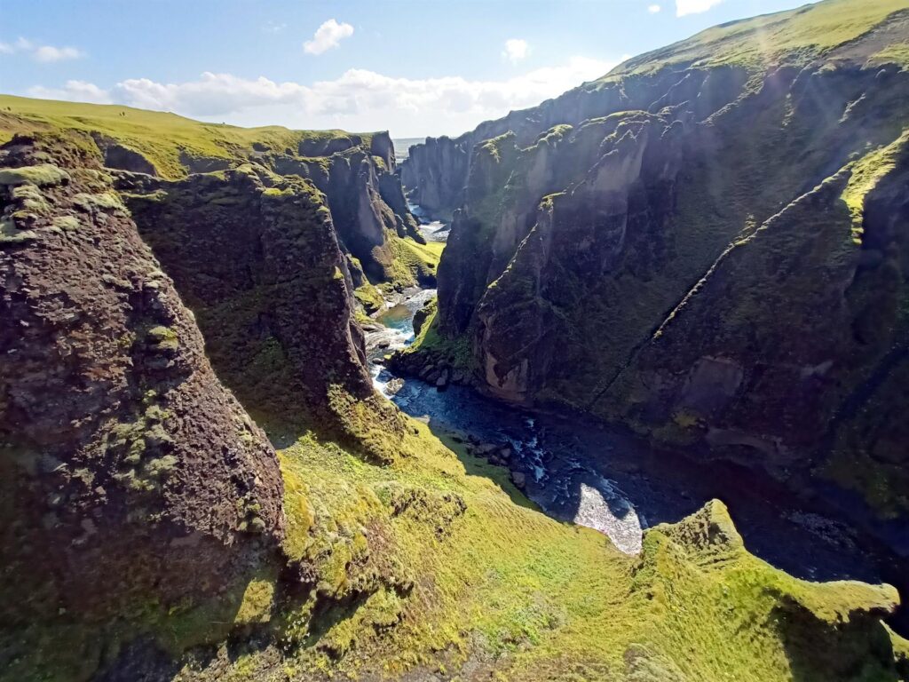 Fjaðrárgljúfur, bel canyon con percorso panoramico sulla sommità