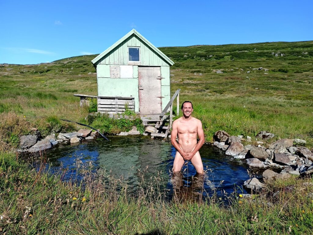 hot-spring tiepida, di cui approfittiamo avendo chiesto e ottenuto il permesso!