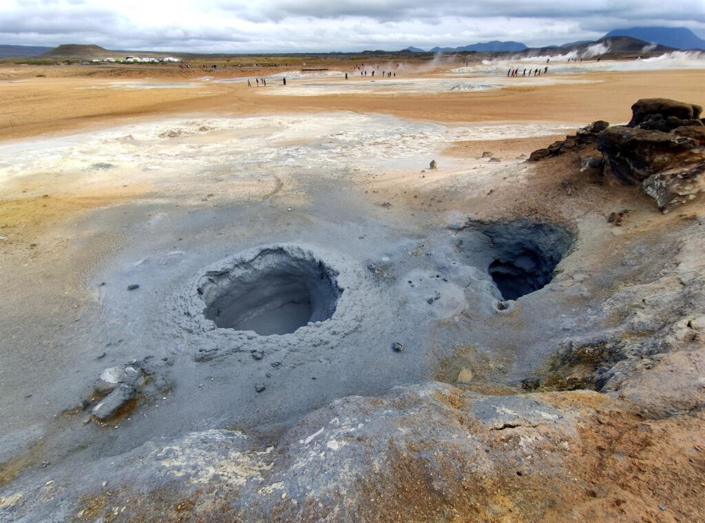 craterini in Namaskard: dentro ribolle fango ad una temperatura infernale