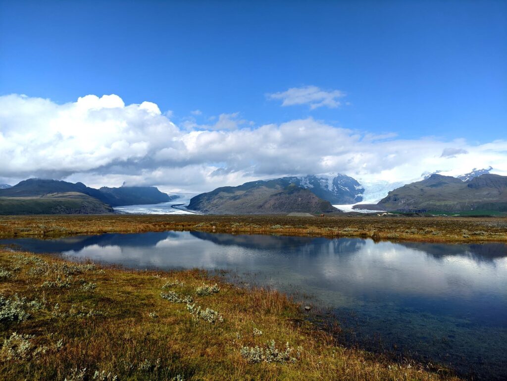 a suon di chilometri siamo arrivati vicini vicini al Vatnajökull, un ghiacciaio immenso, il quarto più grande del mondo