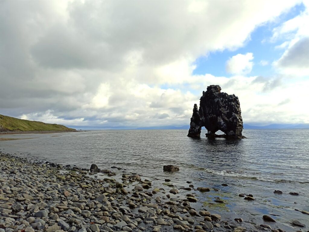 Hvítserkur, una roccia zoomorfa (con molta fantasia) infestata dai gabbiani