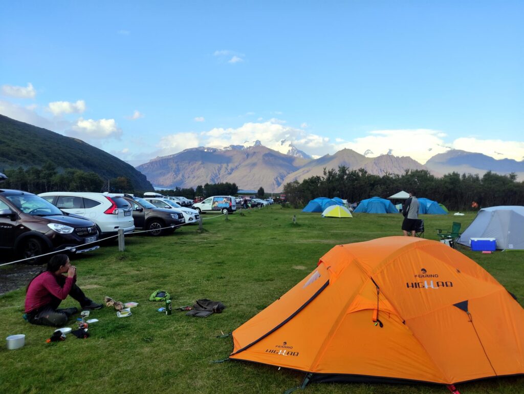la nostra tenda e il ghiacciaio sullo sfondo; il campeggio è bellissimo