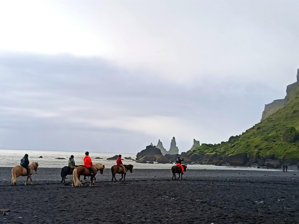 la prima playa nera di Vik, quella più grande e limitrofa alla cittadina