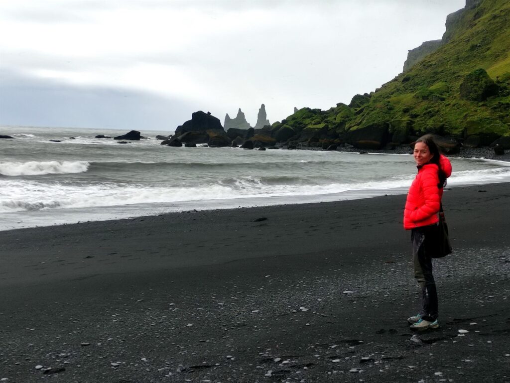 la prima playa nera di Vik, quella più grande e limitrofa alla cittadina: da qui i faraglioni si vedono solo da lontano