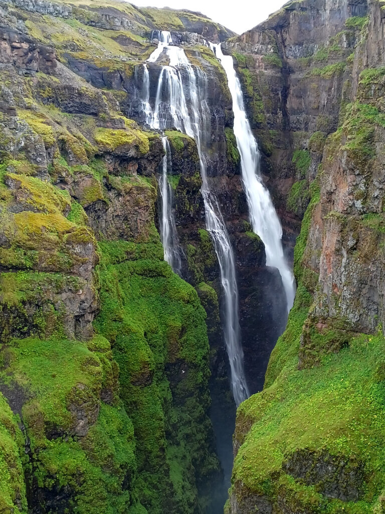 cascata incorniciata dal verde brillante del muschio