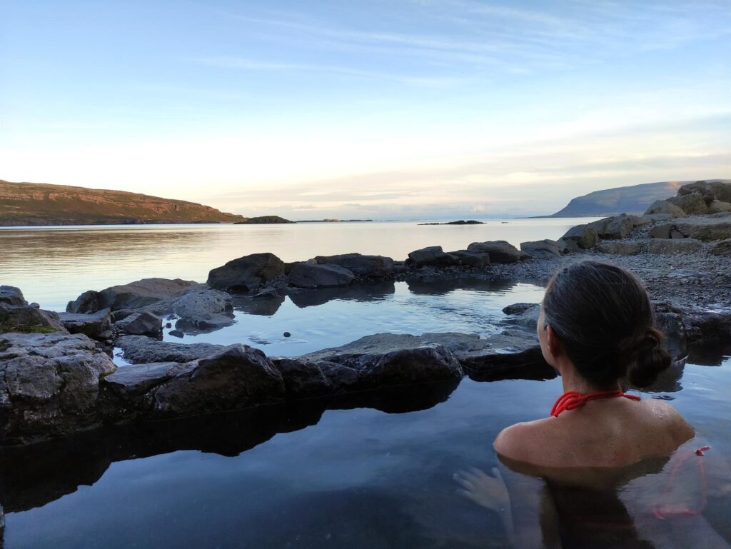 la sorpresa di Flókalundur: queste bellissime hot-spring scavate nella roccia con vista sul mare