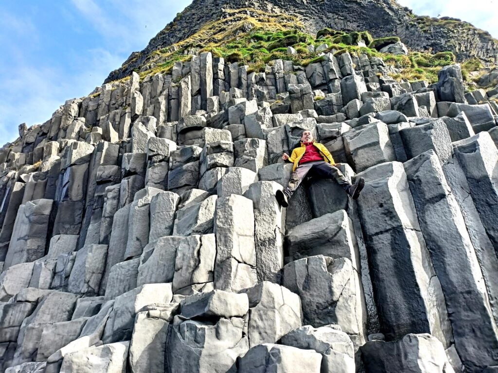 eccoci a Reynisfjara: fare i pirla sui basalti colonnari è il minimo