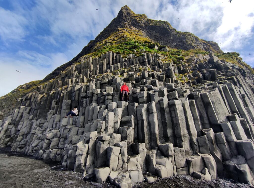 eccoci a Reynisfjara: sempre più in alto (quelli sopra di noi pensiamo siano puffin!)