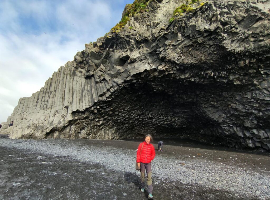 la bella grotta sulla spiaggia di Reynisfjara