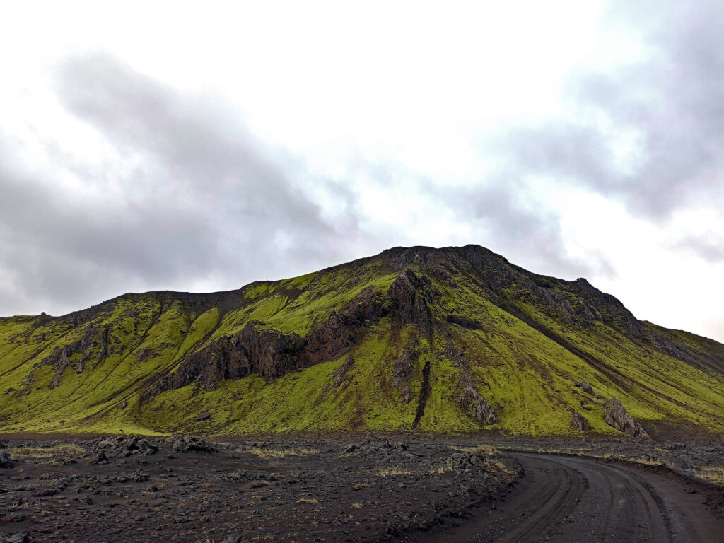 la strada prosegue diventando sempre più facile da percorrere, in un deserto di lava e muschio