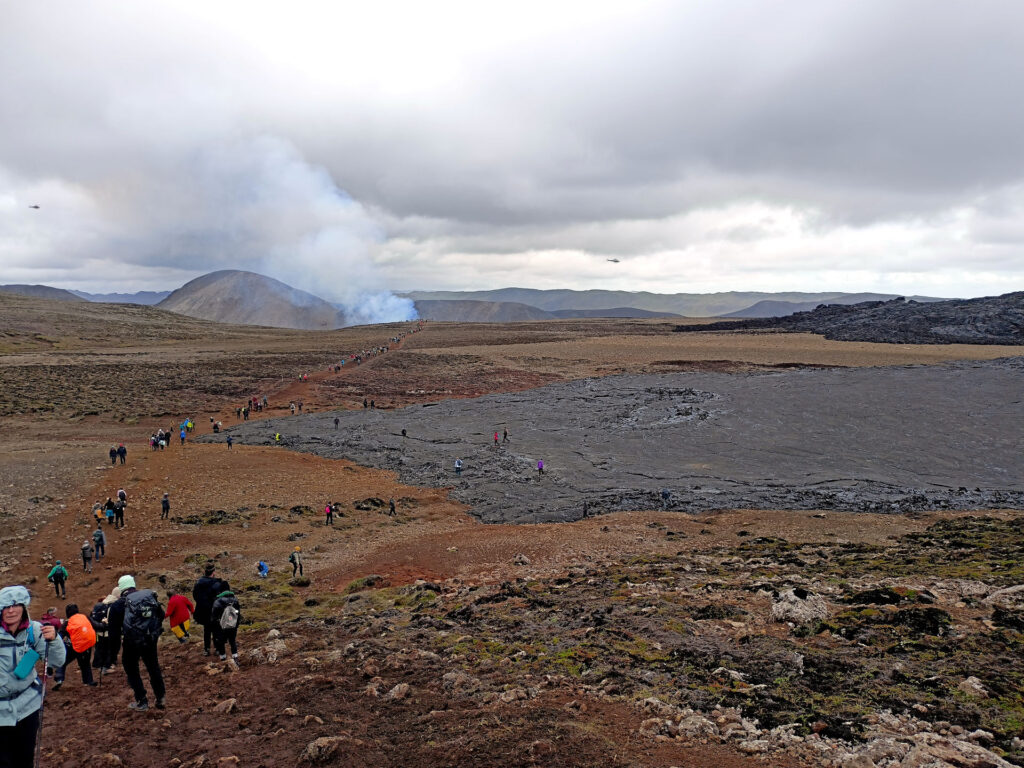 Fagradalsfjall: il mare di lava frutto delle precedenti eruzioni, ci avviciniamo al vulcano