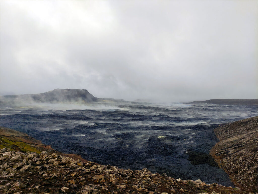 al ritorno la pioggia ha sollevato nuvole di vapore sui campi di lava