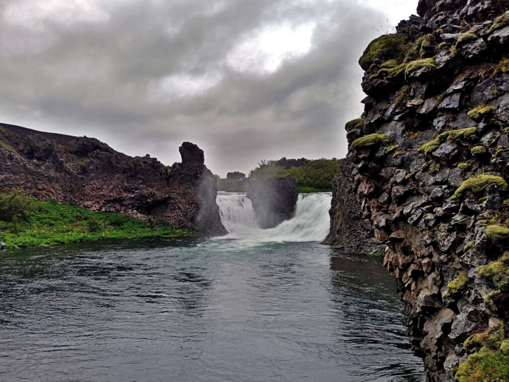 la coppia di cascate gemelle di Hjalparfoss