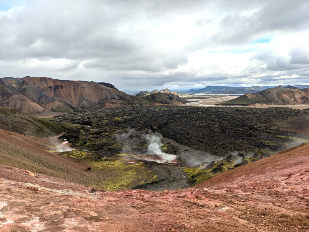 il campo di lava che ci siamo lasciati alle spalle, il respiro del vulcano