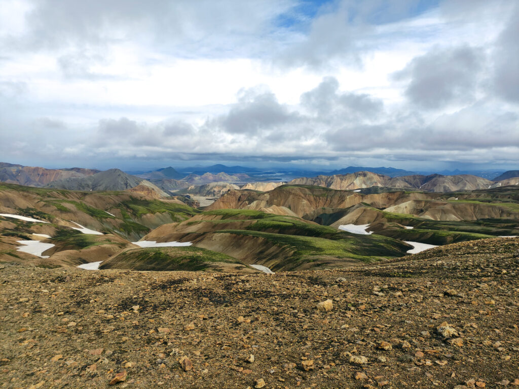 dune verdi e gialle: in lontananza il Landmannalaugar e il suo campo