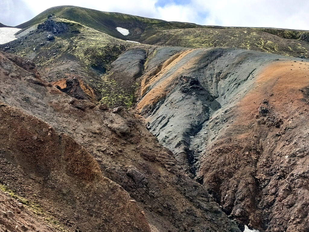 e i toni caldi delle roccie e dei loro minerali