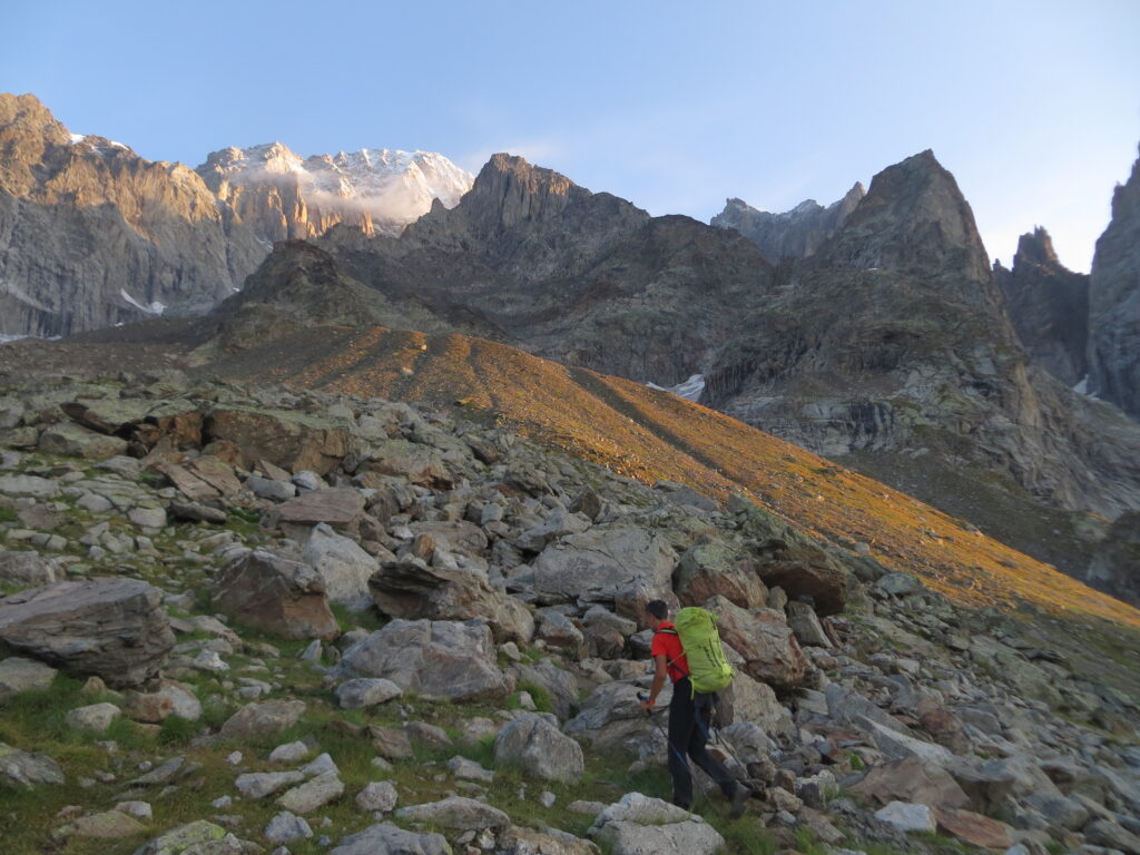 si parte, la notte ha fatto una leggera spolverata sul Monte Bianco di Courmayeur