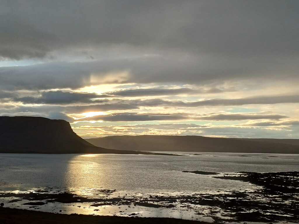 alba di un nuovo giorno sui fiordi