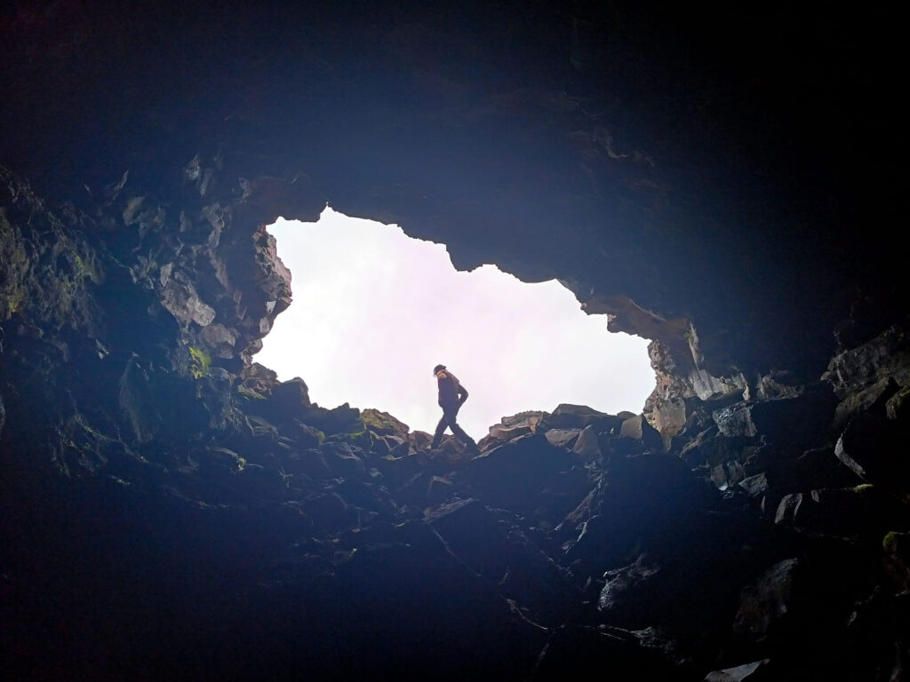 uscita dal lava tube: fuori ci accoglie la pioggia, ma soprattutto il vento!